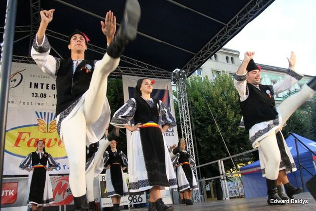 Zabrakło ławek dla widzów  (zdjęcia)