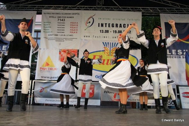 Zabrakło ławek dla widzów  (zdjęcia)