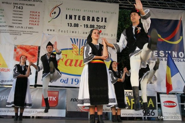 Zabrakło ławek dla widzów  (zdjęcia)