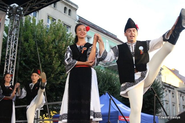 Zabrakło ławek dla widzów  (zdjęcia)