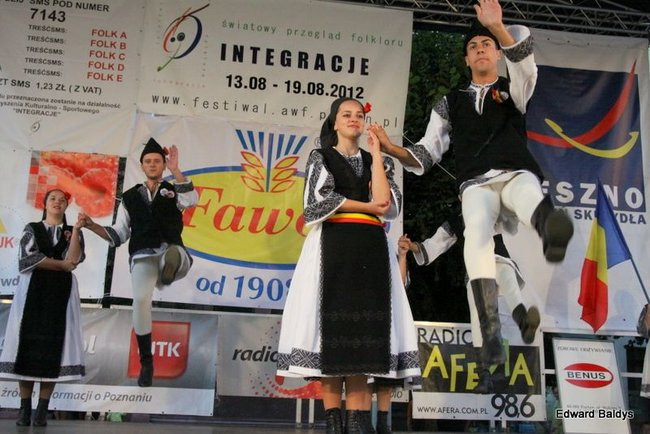 Zabrakło ławek dla widzów  (zdjęcia)