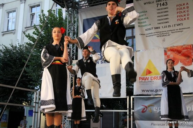 Zabrakło ławek dla widzów  (zdjęcia)