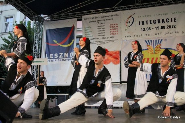 Zabrakło ławek dla widzów  (zdjęcia)