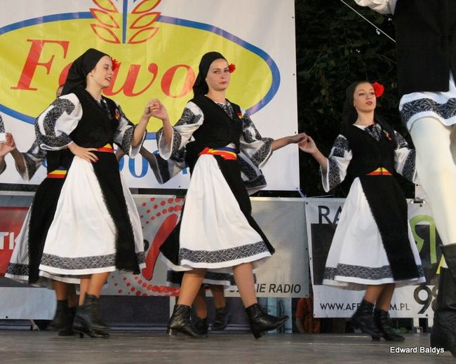 Zabrakło ławek dla widzów  (zdjęcia)