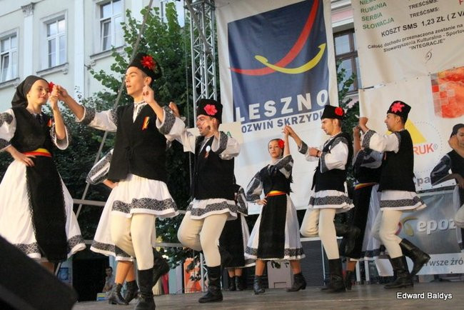 Zabrakło ławek dla widzów  (zdjęcia)