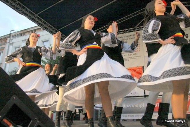 Zabrakło ławek dla widzów  (zdjęcia)