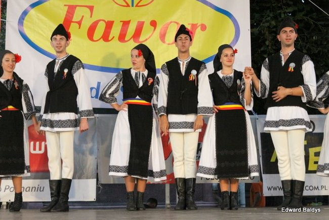 Zabrakło ławek dla widzów  (zdjęcia)