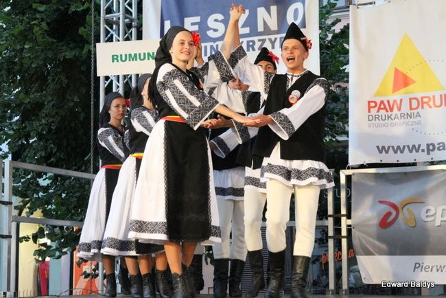 Zabrakło ławek dla widzów  (zdjęcia)