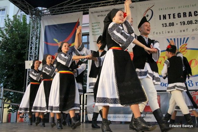 Zabrakło ławek dla widzów  (zdjęcia)