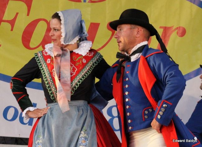 Zabrakło ławek dla widzów  (zdjęcia)