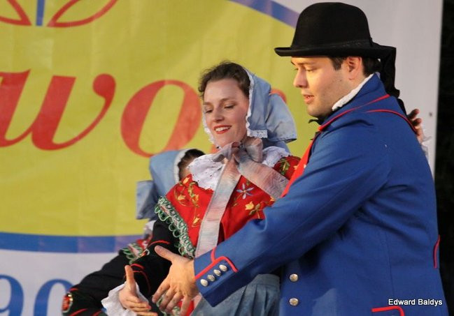 Zabrakło ławek dla widzów  (zdjęcia)