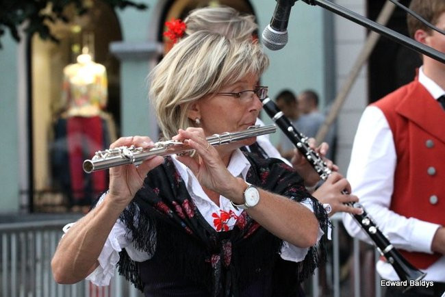 Zabrakło ławek dla widzów  (zdjęcia)