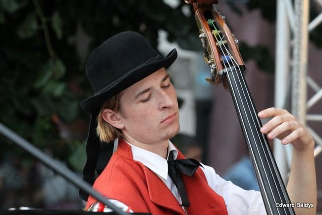 Zabrakło ławek dla widzów  (zdjęcia)