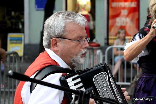 Zabrakło ławek dla widzów  (zdjęcia)