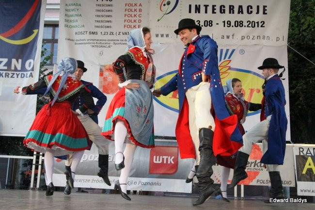 Zabrakło ławek dla widzów  (zdjęcia)