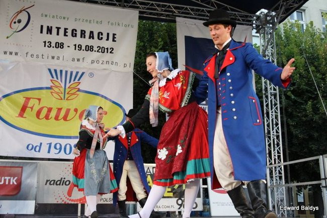 Zabrakło ławek dla widzów  (zdjęcia)