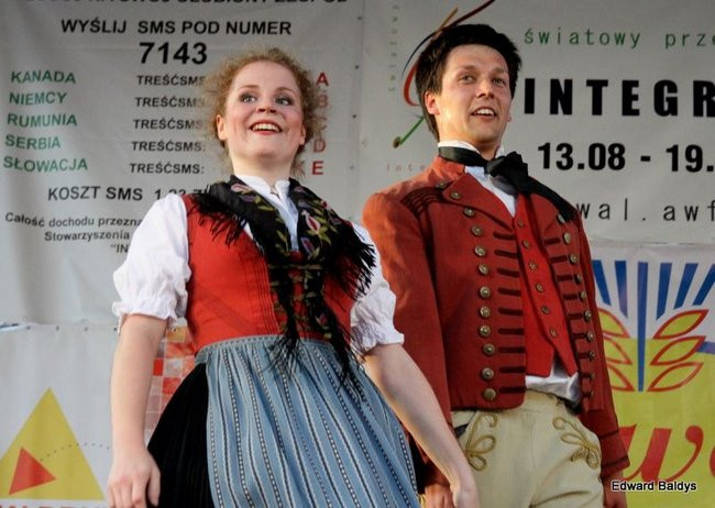 Zabrakło ławek dla widzów  (zdjęcia)