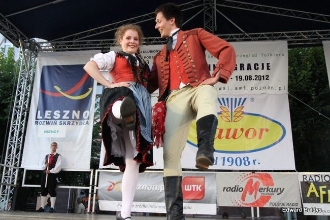 Zabrakło ławek dla widzów  (zdjęcia)