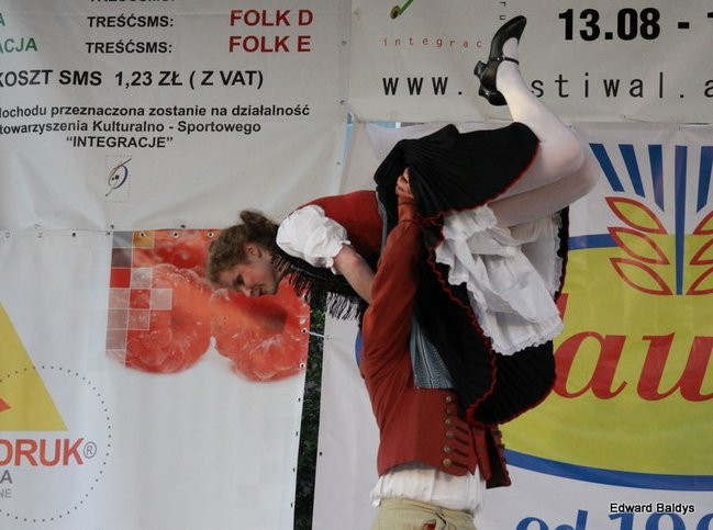 Zabrakło ławek dla widzów  (zdjęcia)