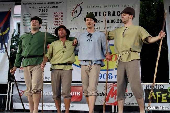 Zabrakło ławek dla widzów  (zdjęcia)