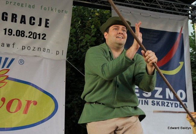 Zabrakło ławek dla widzów  (zdjęcia)