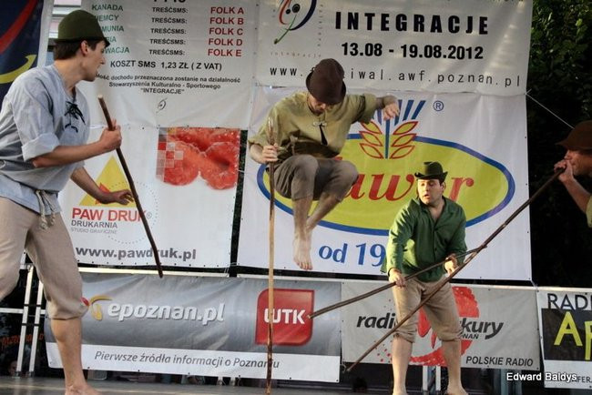 Zabrakło ławek dla widzów  (zdjęcia)