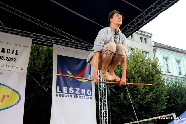 Zabrakło ławek dla widzów  (zdjęcia)