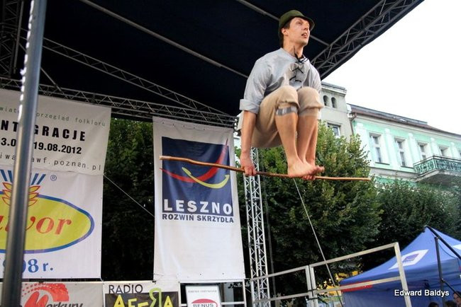 Zabrakło ławek dla widzów  (zdjęcia)