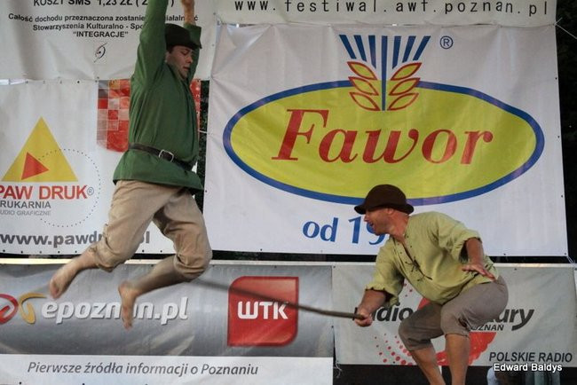 Zabrakło ławek dla widzów  (zdjęcia)