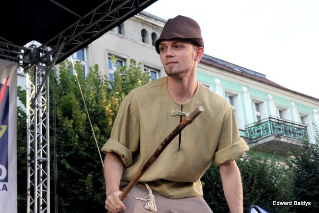 Zabrakło ławek dla widzów  (zdjęcia)