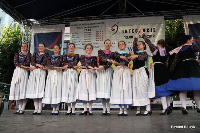 Zabrakło ławek dla widzów  (zdjęcia)