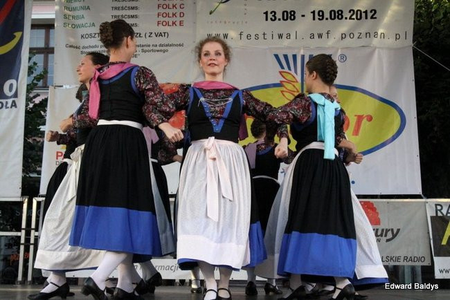 Zabrakło ławek dla widzów  (zdjęcia)