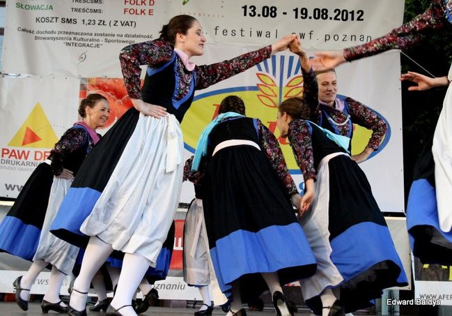 Zabrakło ławek dla widzów  (zdjęcia)