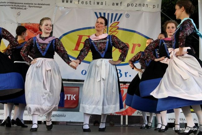 Zabrakło ławek dla widzów  (zdjęcia)