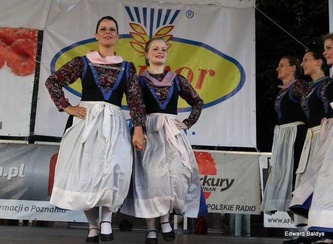 Zabrakło ławek dla widzów  (zdjęcia)