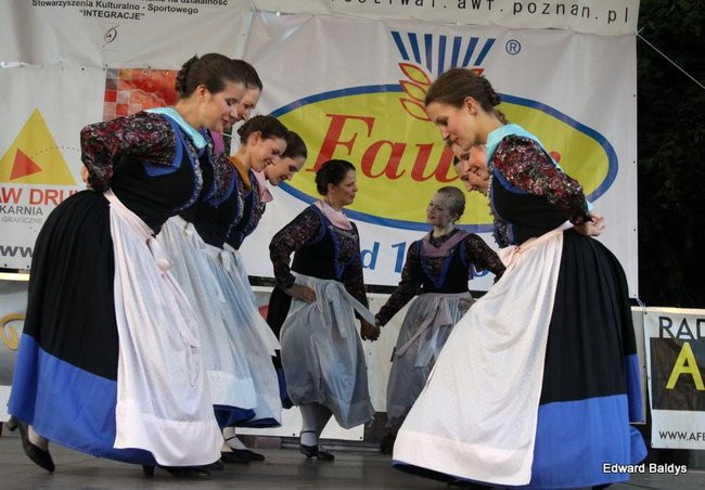 Zabrakło ławek dla widzów  (zdjęcia)