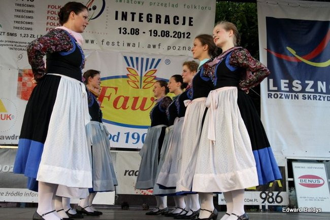 Zabrakło ławek dla widzów  (zdjęcia)