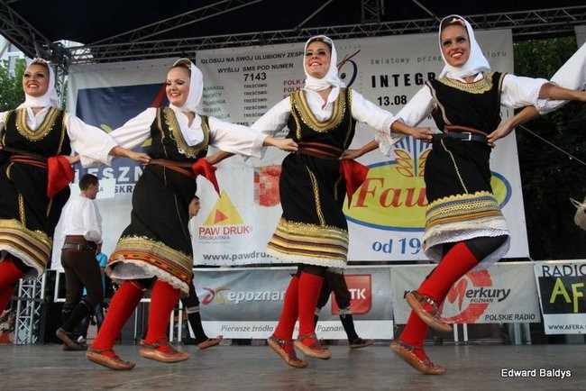 Zabrakło ławek dla widzów  (zdjęcia)