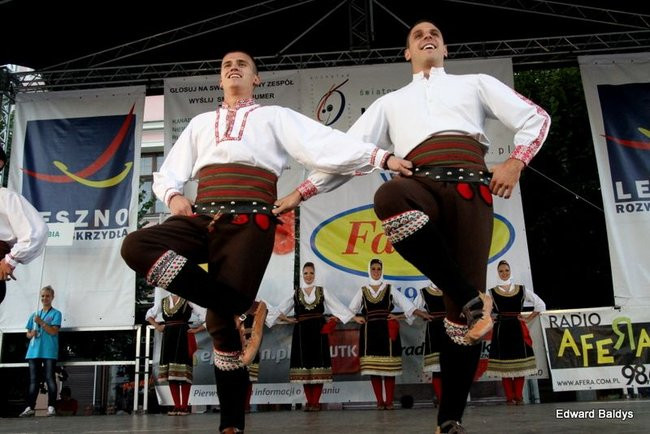 Zabrakło ławek dla widzów  (zdjęcia)