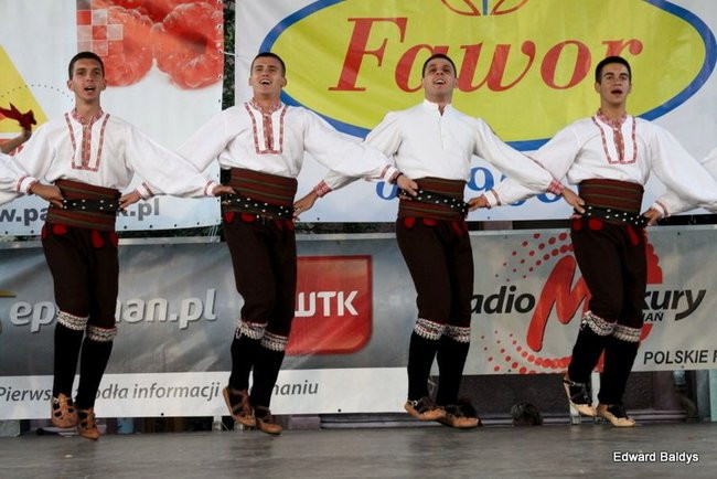 Zabrakło ławek dla widzów  (zdjęcia)