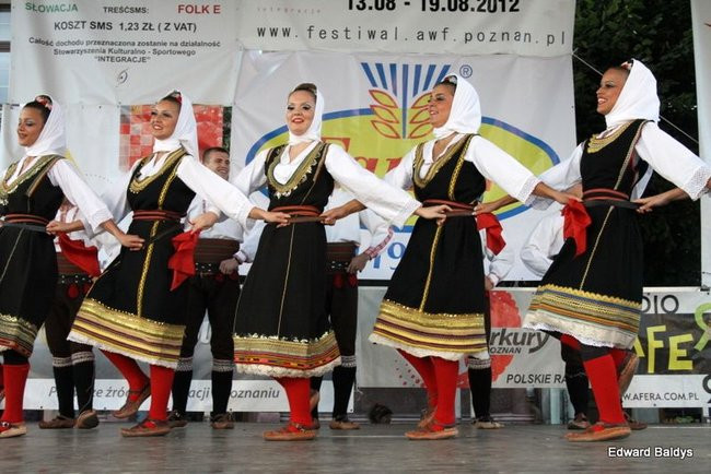 Zabrakło ławek dla widzów  (zdjęcia)