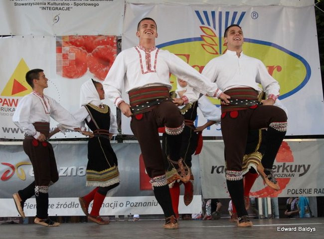 Zabrakło ławek dla widzów  (zdjęcia)