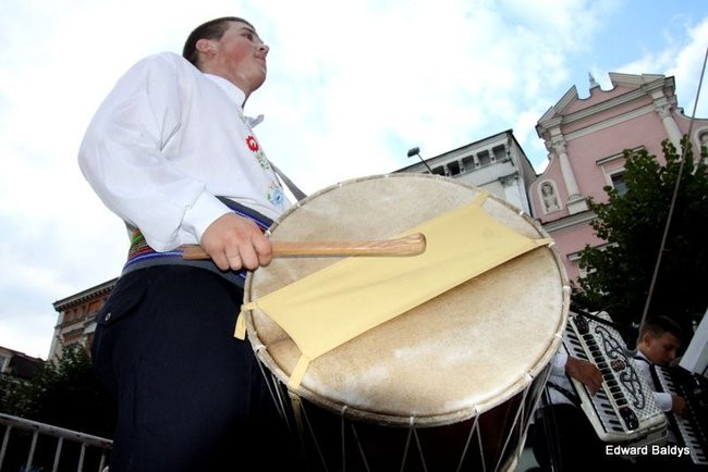 Zabrakło ławek dla widzów  (zdjęcia)