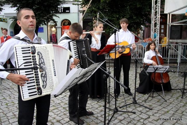 Zabrakło ławek dla widzów  (zdjęcia)