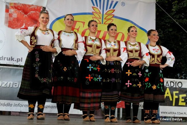 Zabrakło ławek dla widzów  (zdjęcia)