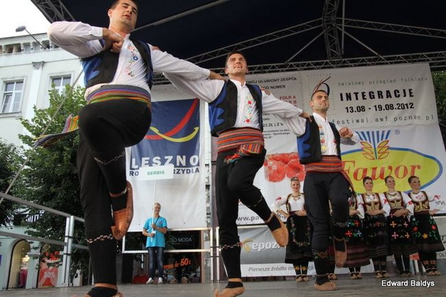 Zabrakło ławek dla widzów  (zdjęcia)