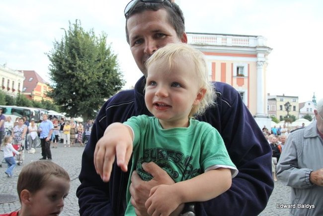 Zabrakło ławek dla widzów  (zdjęcia)