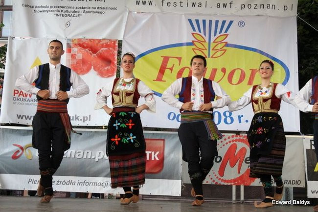 Zabrakło ławek dla widzów  (zdjęcia)