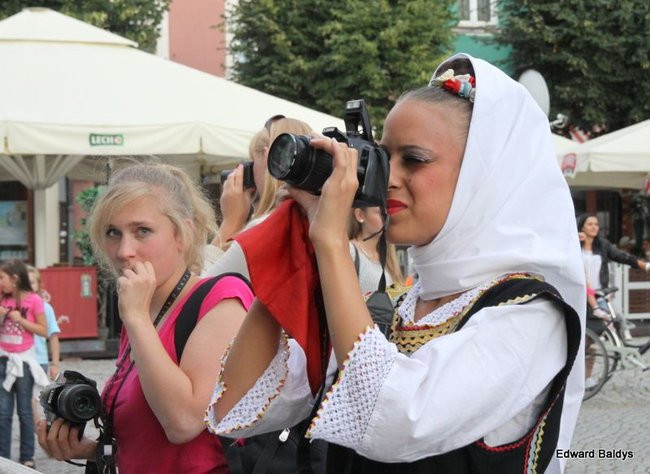 Zabrakło ławek dla widzów  (zdjęcia)