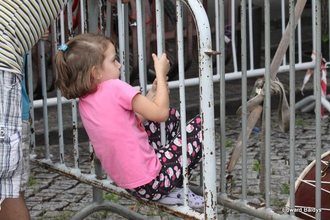 Zabrakło ławek dla widzów  (zdjęcia)